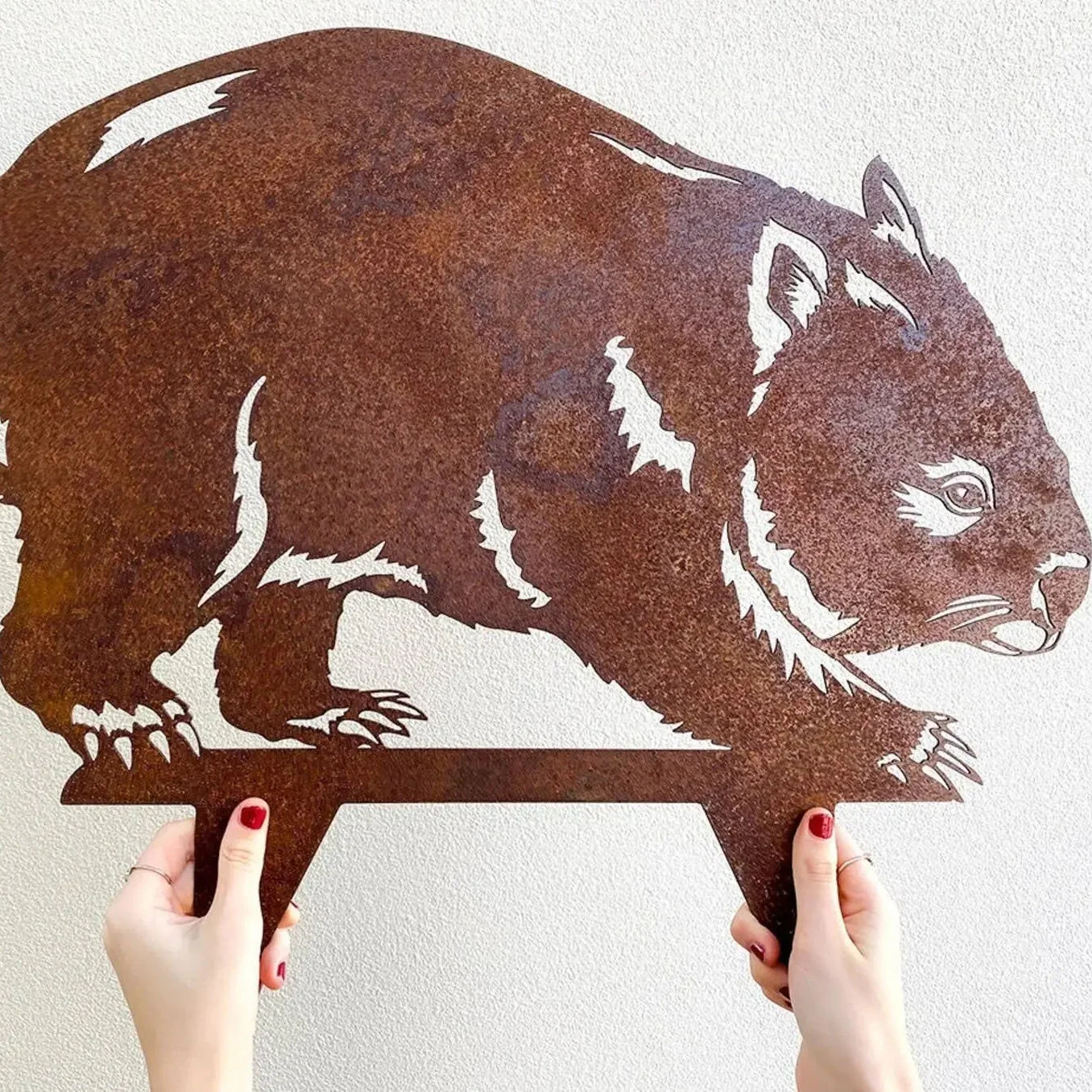 Wombat Garden Stake Sculpture – Metal Outdoor Ornament (56 cm)